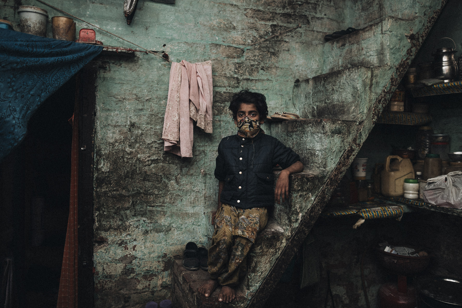 Junge in den Slums von Neu Delhi - Portrait von Fotojournalist Mario Schmitt